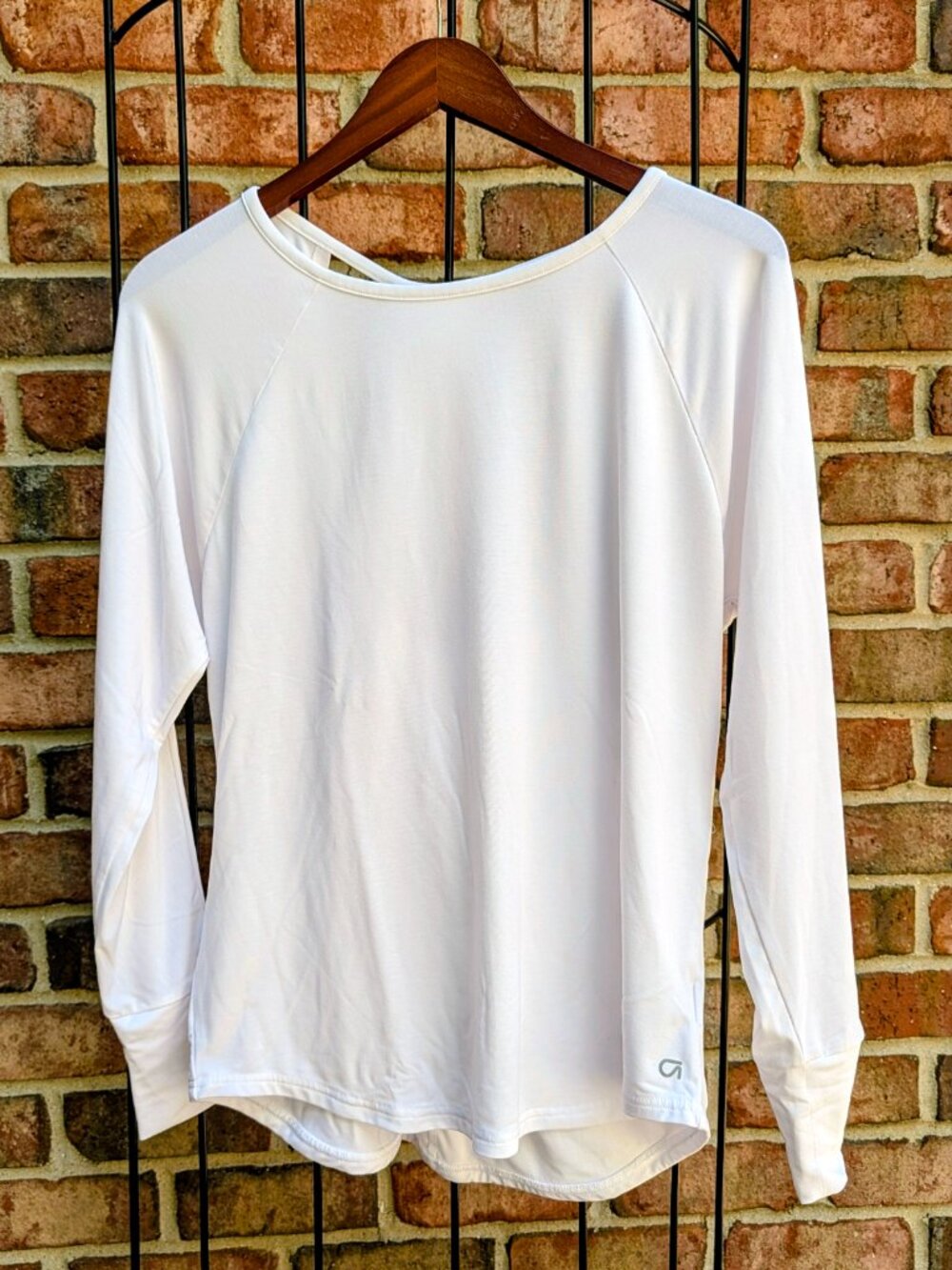 GapFit Breathe Long-Sleeve - Size M - White Athletic Top